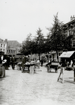 64554 Gezicht op de noordelijke- en oostelijke straatwand van de Neude te Utrecht tijdens een rommelmarkt.